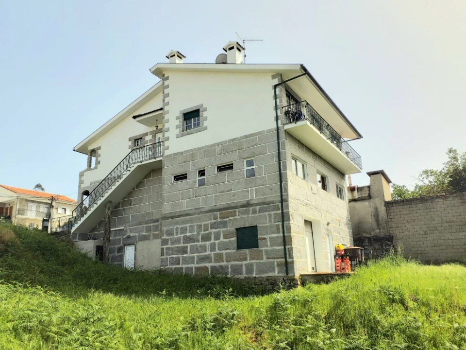 Moradia T3 para Venda em Avessadas e Rosém Foto 1