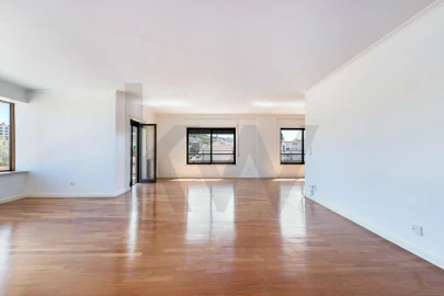 Apartamento T5 para Arrendamento em Santa Maria, São Pedro e Matacães