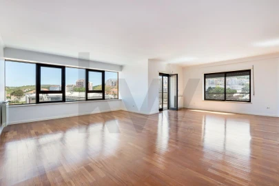 Apartamento T5 para Arrendamento em Santa Maria, São Pedro e Matacães