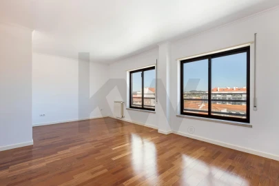 Apartamento T5 para Arrendamento em Santa Maria, São Pedro e Matacães