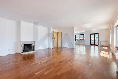 Apartamento T5 para Arrendamento em Santa Maria, São Pedro e Matacães