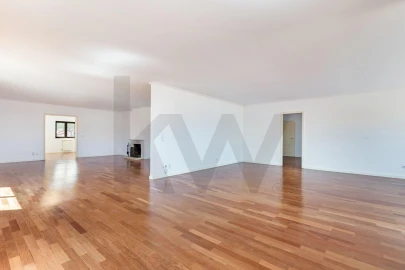 Apartamento T5 para Arrendamento em Santa Maria, São Pedro e Matacães