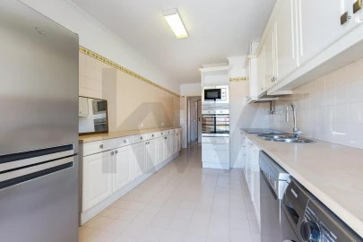 Apartamento T5 para Arrendamento em Santa Maria, São Pedro e Matacães