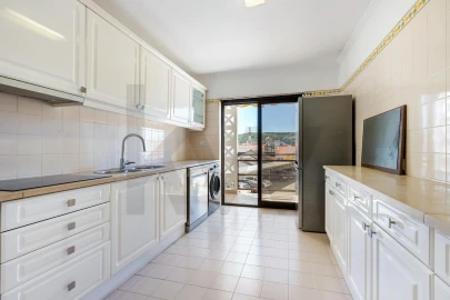 Apartamento T5 para Arrendamento em Santa Maria, São Pedro e Matacães