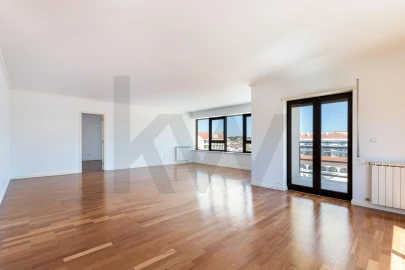 Apartamento T5 para Arrendamento em Santa Maria, São Pedro e Matacães