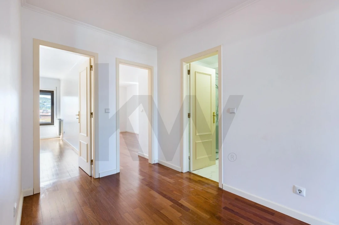 Apartamento T5 para Arrendamento em Santa Maria, São Pedro e Matacães Foto 11