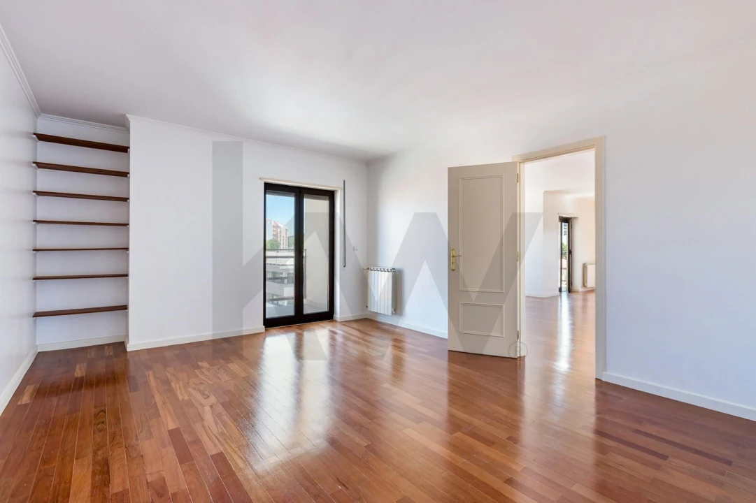 Apartamento T5 para Arrendamento em Santa Maria, São Pedro e Matacães Foto 10