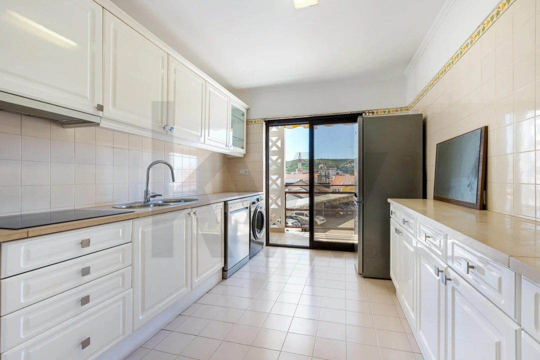 Apartamento T5 para Arrendamento em Santa Maria, São Pedro e Matacães Foto 22