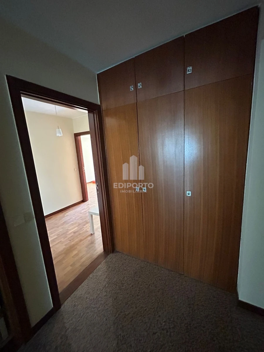 Apartamento T2 para Arrendamento em Santa Marinha Foto 8
