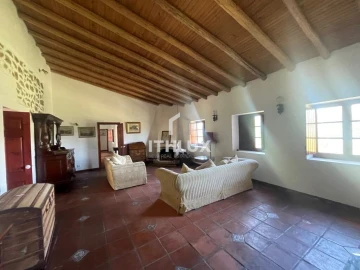 Moradia T4 para Venda em Santa Barbara de Nexe