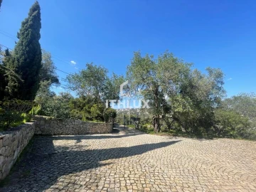 Moradia T4 para Venda em Santa Barbara de Nexe