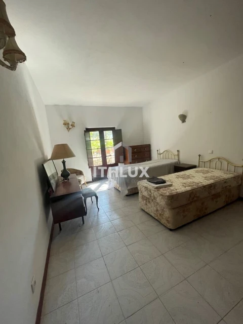 Moradia T4 para Venda em Santa Barbara de Nexe