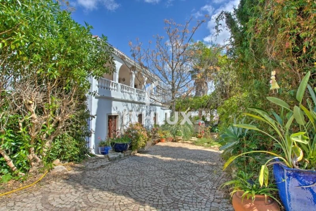 Moradia T4 para Venda em Santa Barbara de Nexe Foto 1