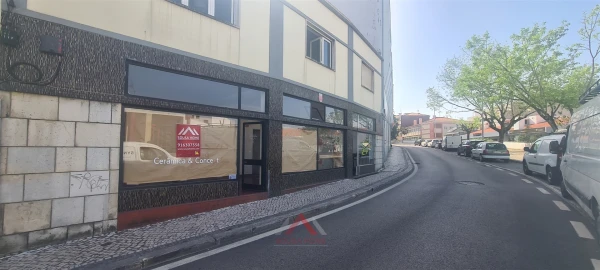 Loja para Arrendamento em Leiria, Pousos, Barreira e Cortes
