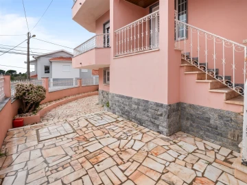 Moradia T4 para Arrendamento em Alcabideche