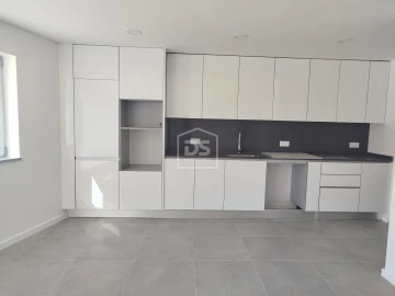 Apartamento T3 para Venda em Currelos, Papízios e Sobral