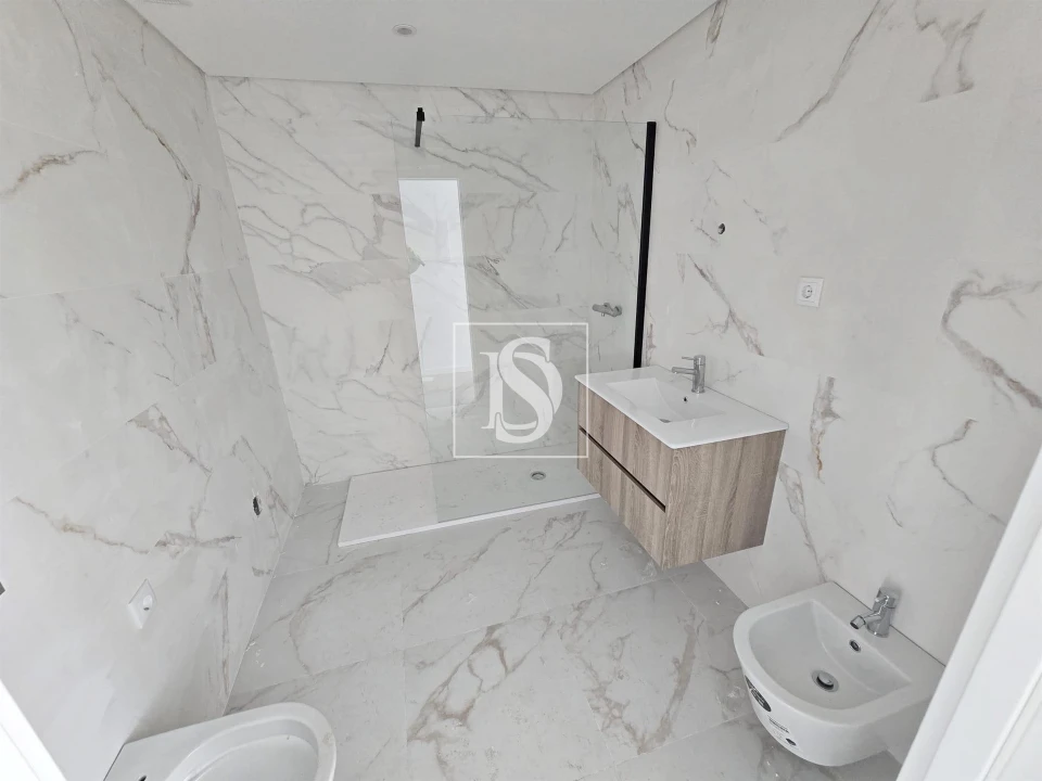 Apartamento T2 para Venda em Corroios Foto 40