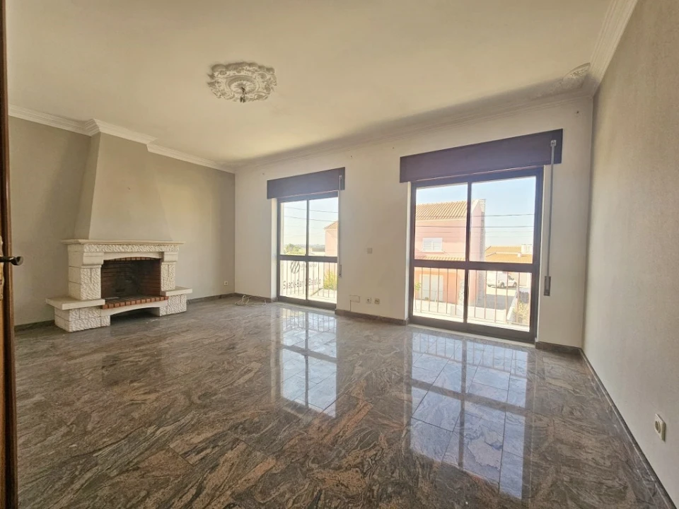 Apartamento T4 para Venda em Gaio-Rosário e Sarilhos Pequenos Foto 1