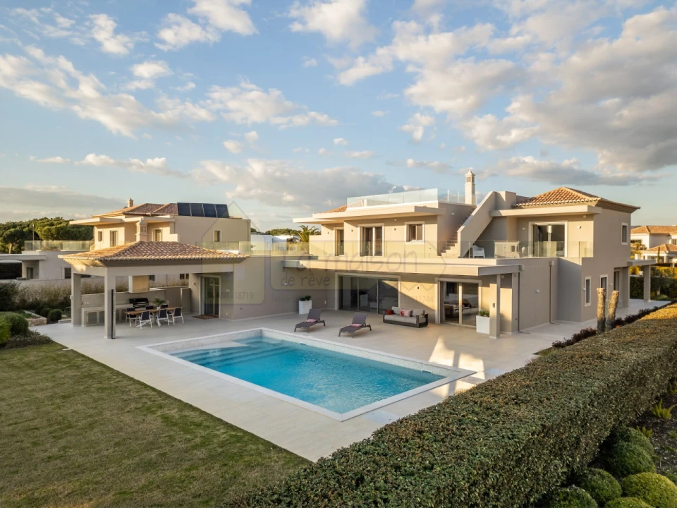 Moradia T5 para Venda em Quarteira Foto 1