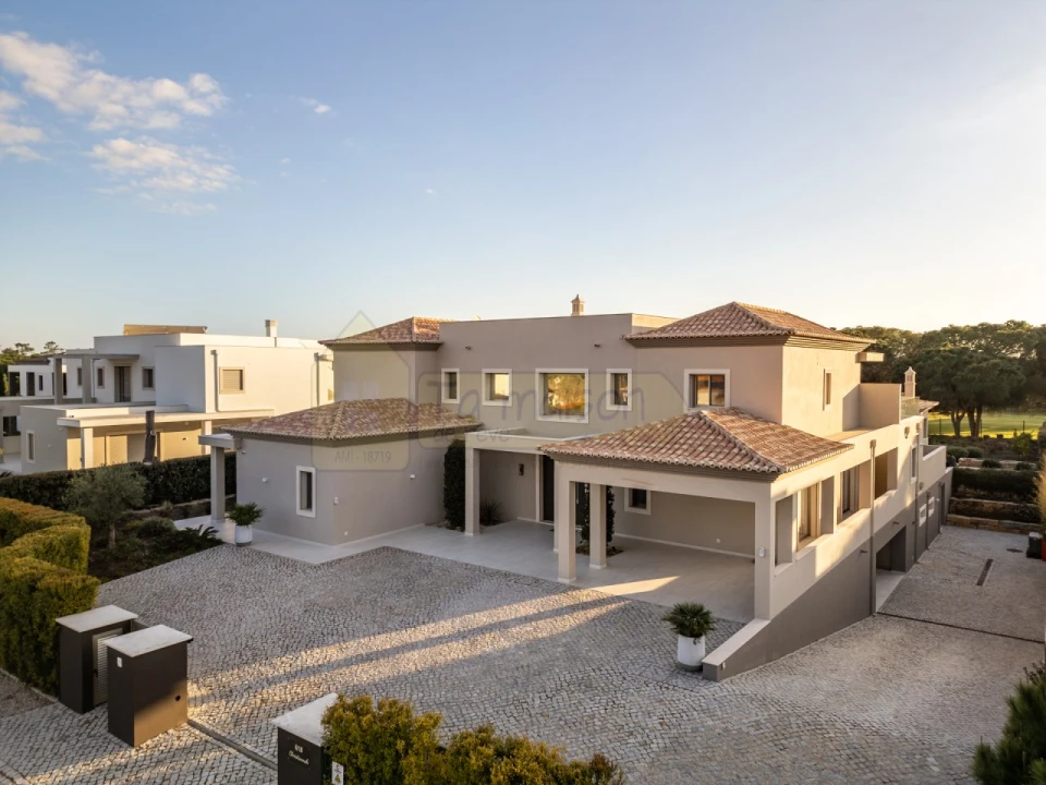 Moradia T5 para Venda em Quarteira Foto 11