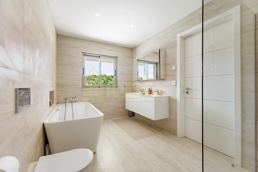 Moradia T5 para Venda em Quarteira Foto 32