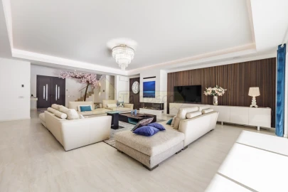 Moradia T5 para Venda em Quarteira