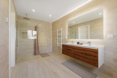 Moradia T5 para Venda em Quarteira