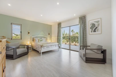 Moradia T5 para Venda em Quarteira