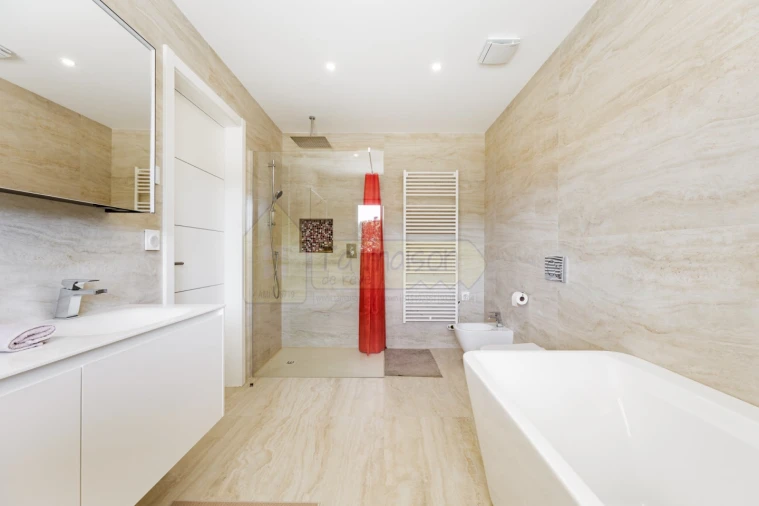 Moradia T5 para Venda em Quarteira Foto 31