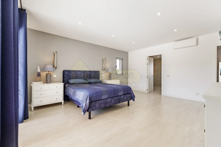 Moradia T5 para Venda em Quarteira Foto 38