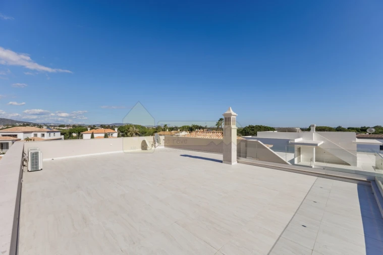 Moradia T5 para Venda em Quarteira Foto 46