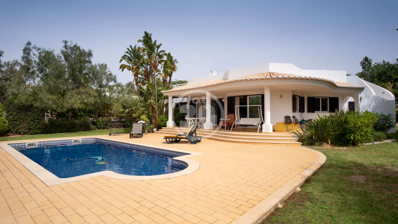 Moradia T4 para Venda em Albufeira e Olhos de Água Foto 1