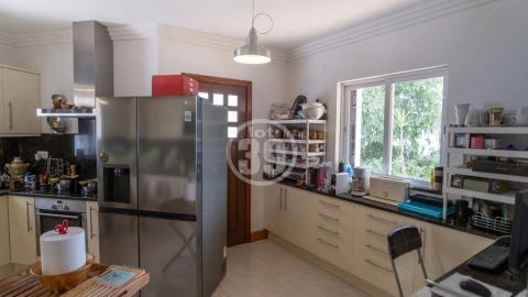 Moradia T4 para Venda em Albufeira e Olhos de Água