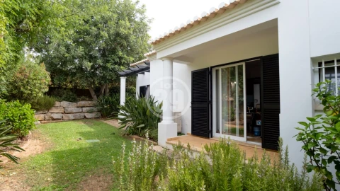 Moradia T4 para Venda em Albufeira e Olhos de Água