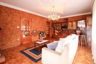 Moradia T4 para Venda em Sandim, Olival, Lever e Crestuma