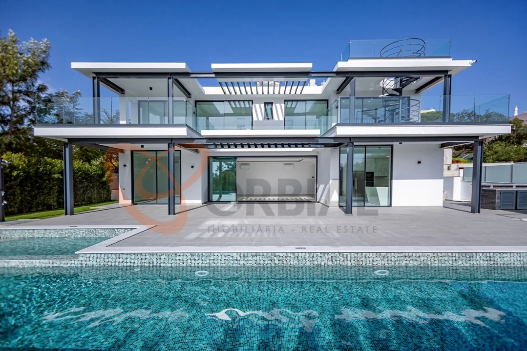 Moradia T4 para Venda em Albufeira e Olhos de Água Foto 1