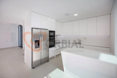 Moradia T4 para Venda em Albufeira e Olhos de Água