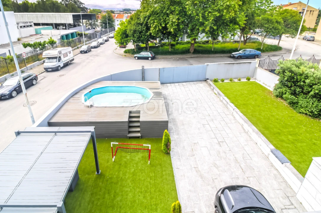 Moradia T4 para Arrendamento em Canelas Foto 33