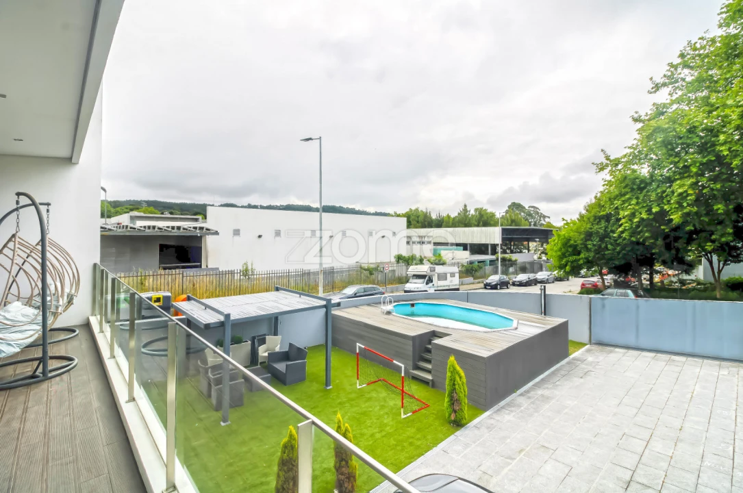 Moradia T4 para Arrendamento em Canelas Foto 21