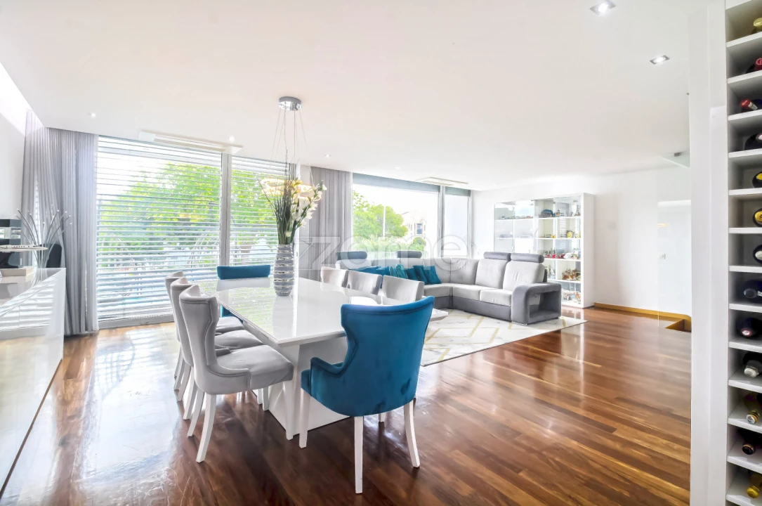 Moradia T4 para Arrendamento em Canelas Foto 19