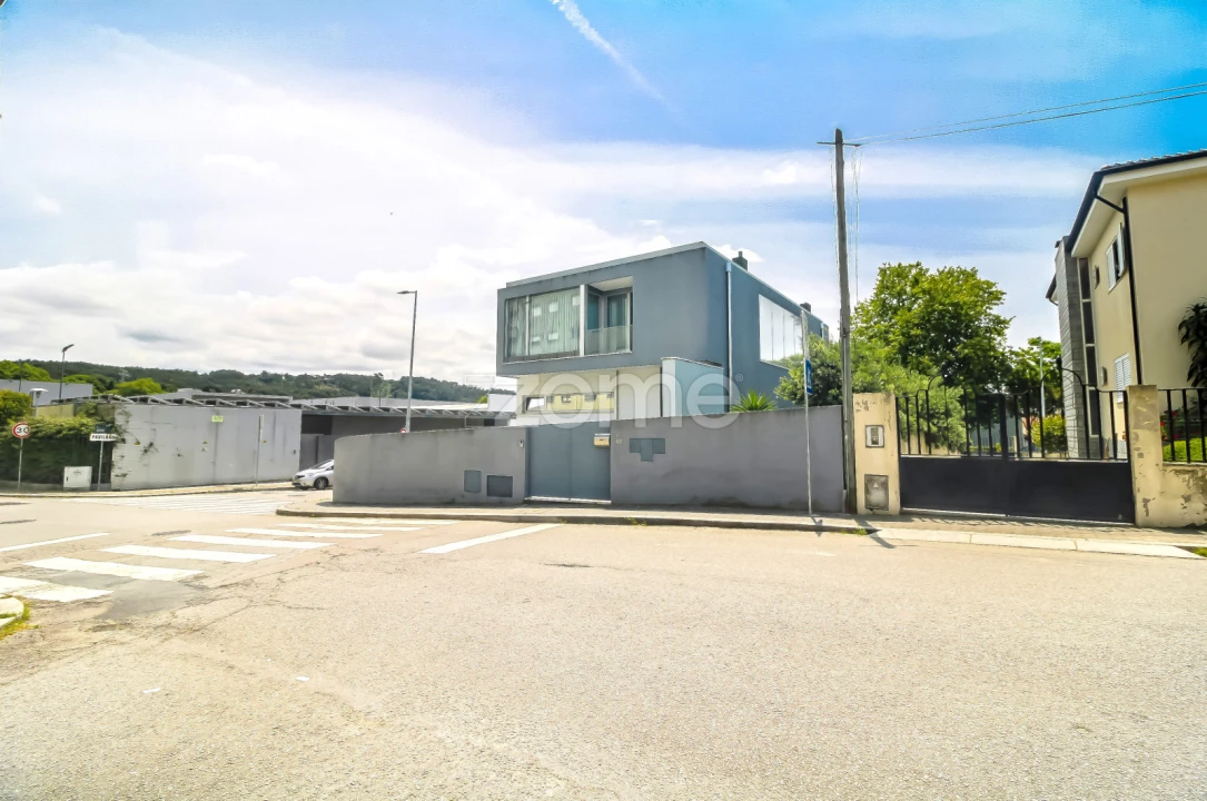 Moradia T4 para Arrendamento em Canelas Foto 73