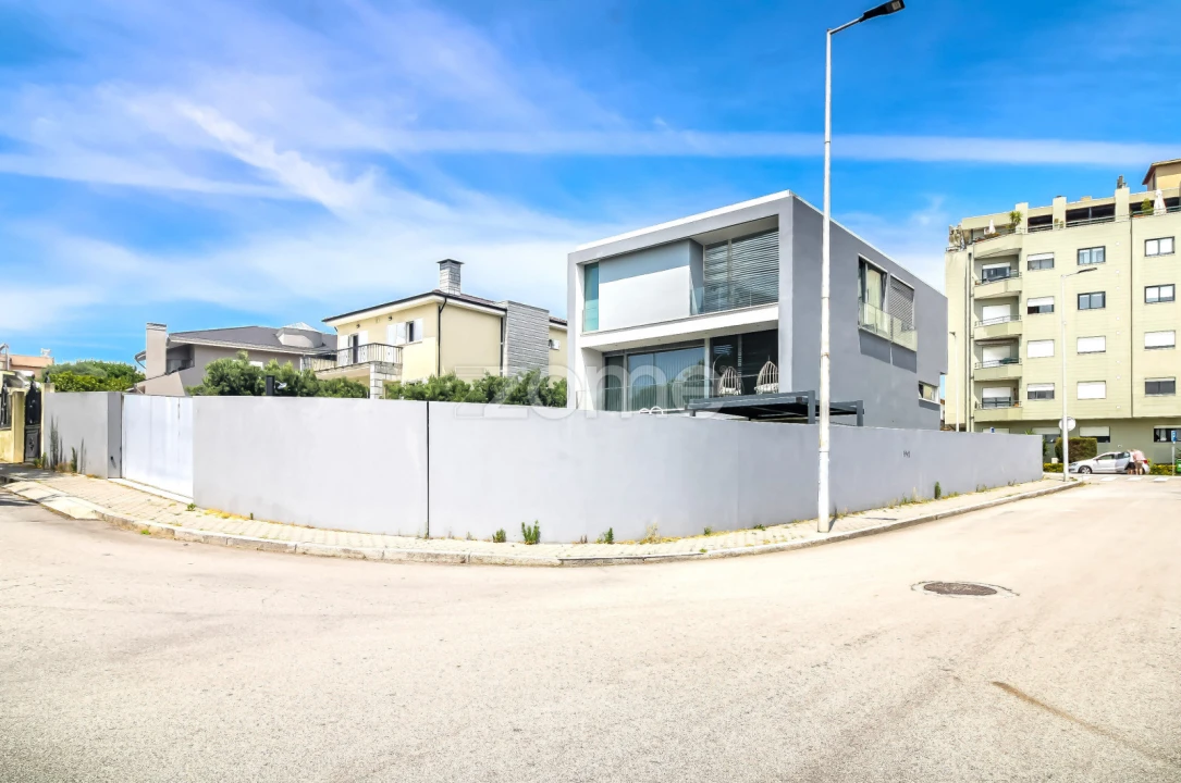 Moradia T4 para Arrendamento em Canelas Foto 69