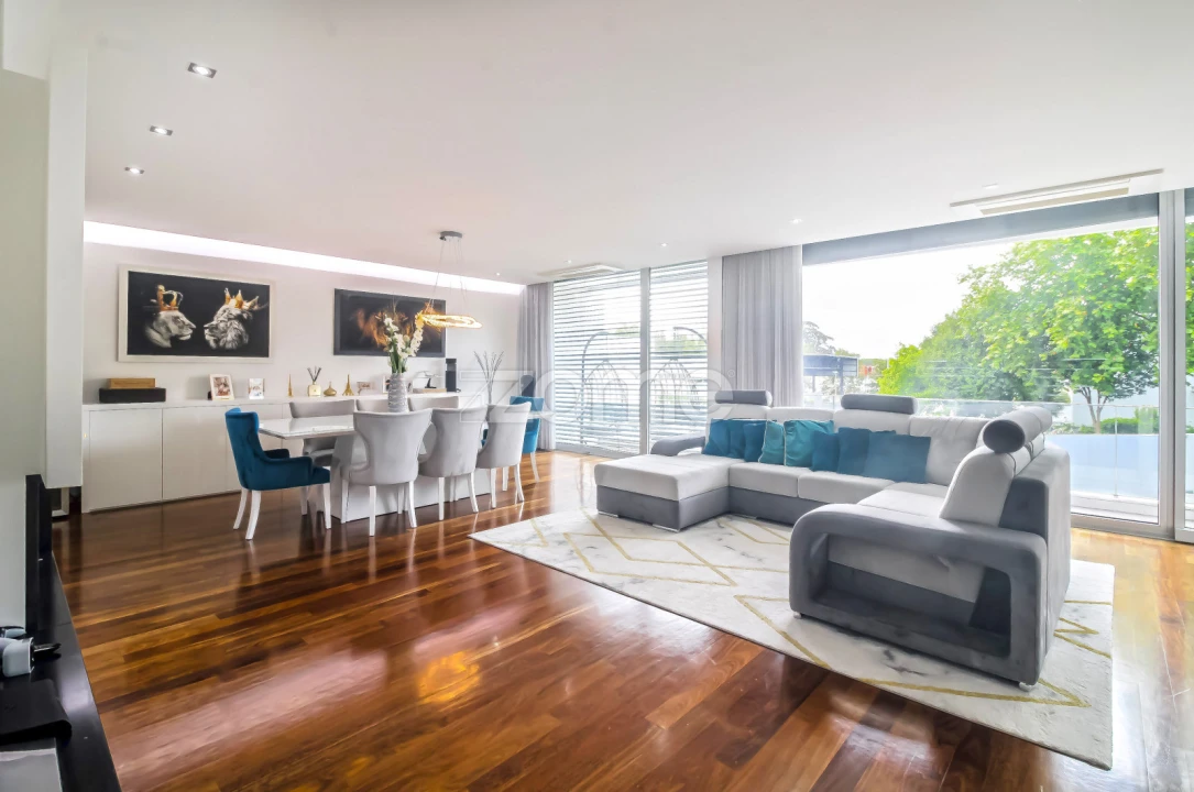 Moradia T4 para Arrendamento em Canelas Foto 1