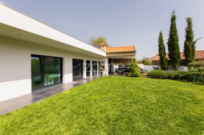 Moradia T4 para Venda em Santa Lucrécia de Algeriz e Navarra