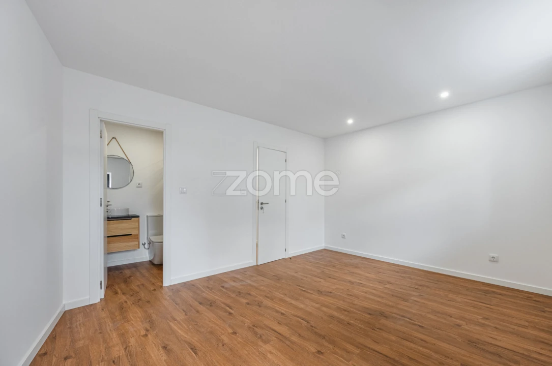 Moradia T4 para Venda em Lanhelas Foto 11