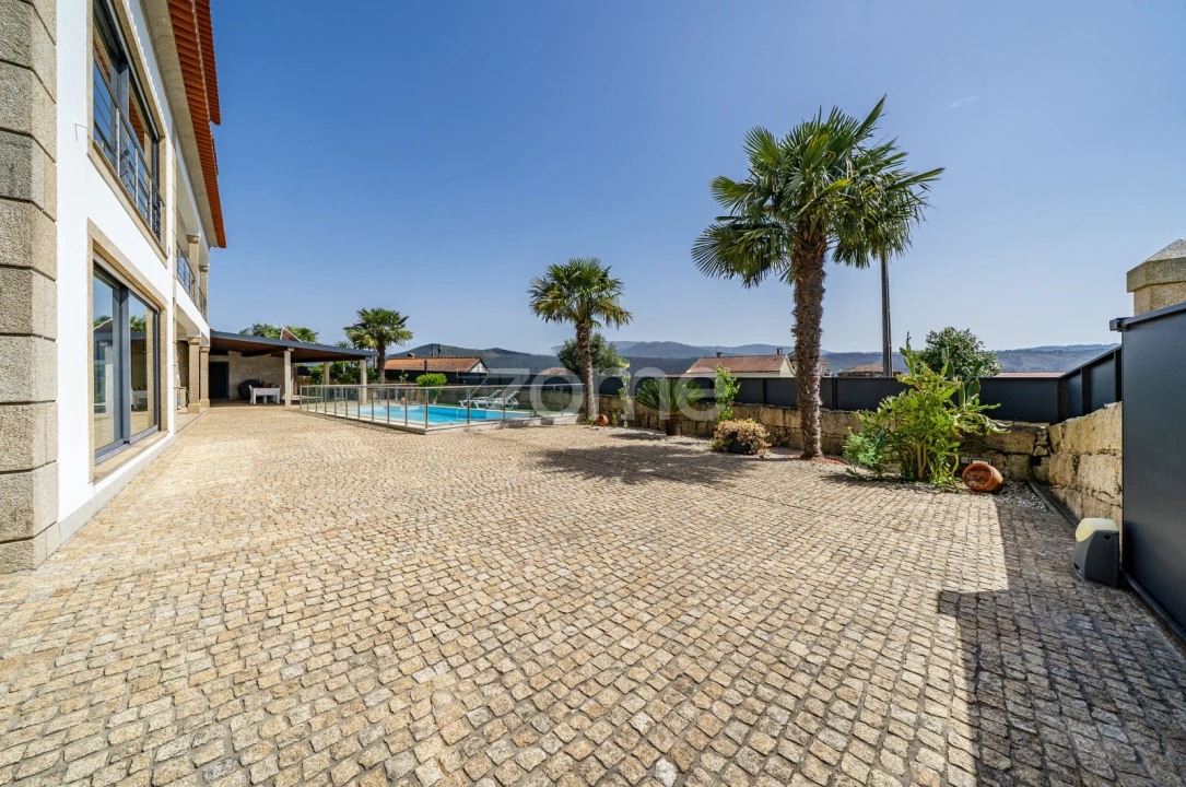 Moradia T5 para Venda em Codeçoso Foto 4