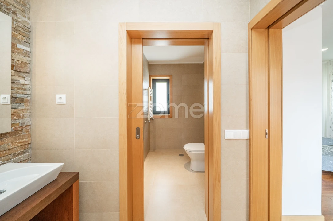 Moradia T5 para Venda em Codeçoso Foto 39