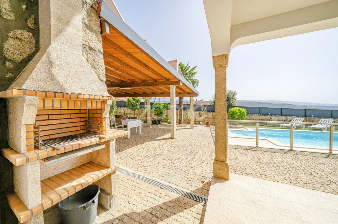 Moradia T5 para Venda em Codeçoso Foto 43