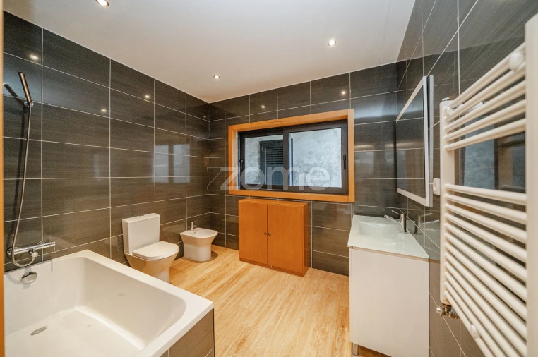 Moradia T5 para Venda em Codeçoso Foto 15