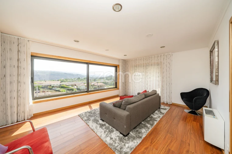 Moradia T5 para Venda em Codeçoso Foto 33